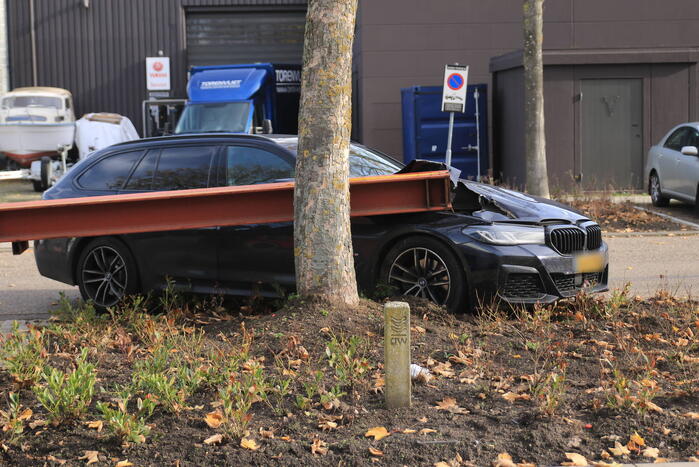 Auto opengereten bij botsing met stalen balk