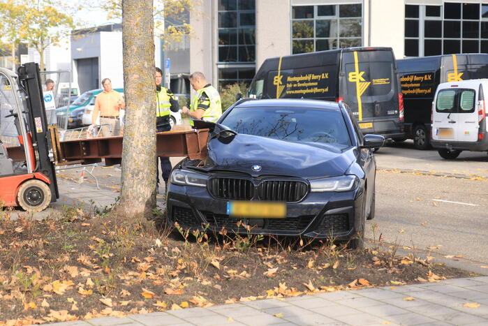 Auto opengereten bij botsing met stalen balk