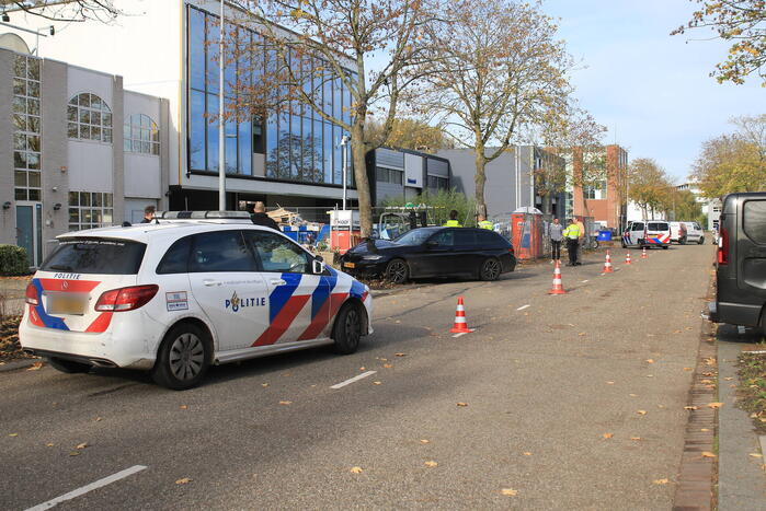 Auto opengereten bij botsing met stalen balk