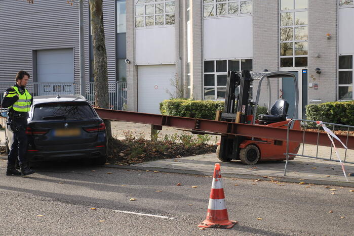 Auto opengereten bij botsing met stalen balk