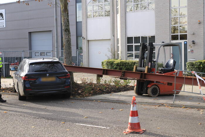 Auto opengereten bij botsing met stalen balk