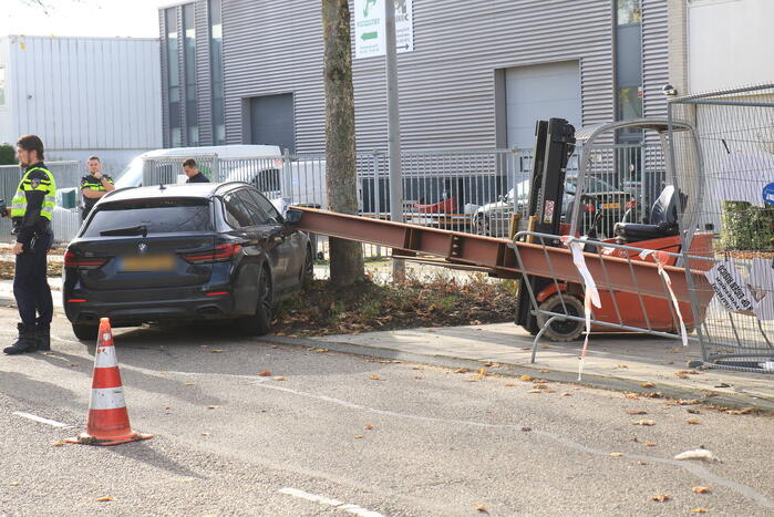 Auto opengereten bij botsing met stalen balk