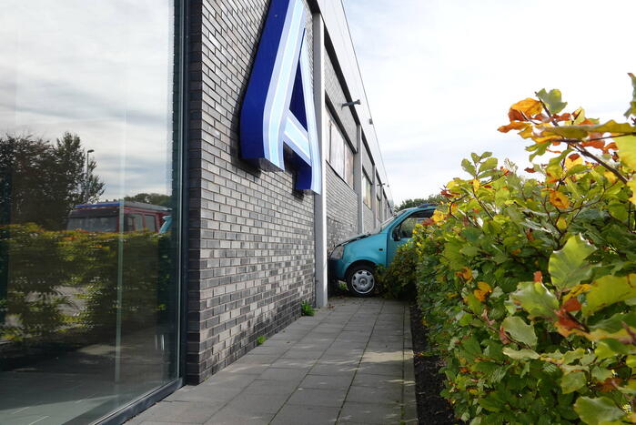 Automobilist eindigt tegen Aldi supermarkt