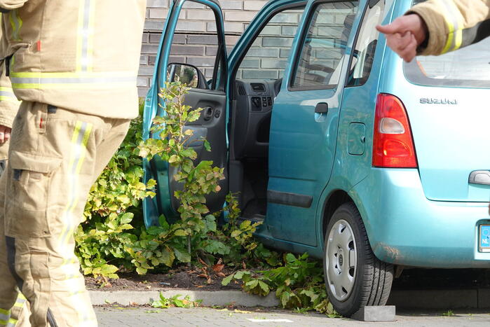 Automobilist eindigt tegen Aldi supermarkt