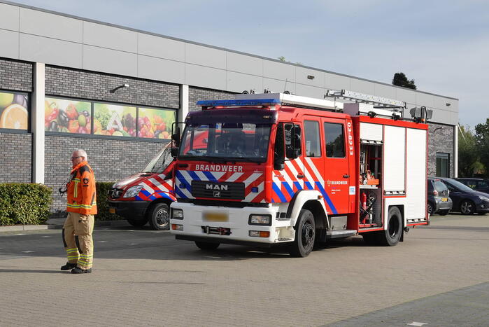 Automobilist eindigt tegen Aldi supermarkt