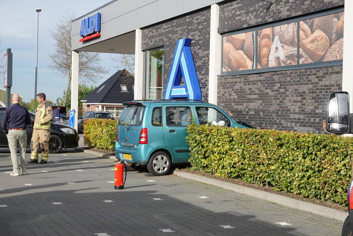 Automobilist eindigt tegen Aldi supermarkt