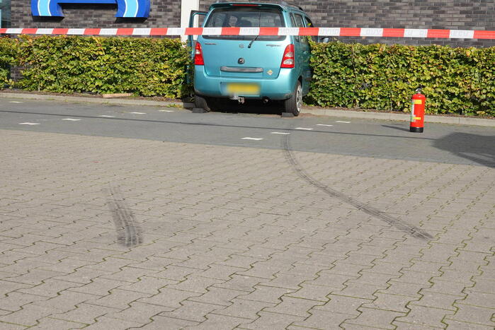 Automobilist eindigt tegen Aldi supermarkt