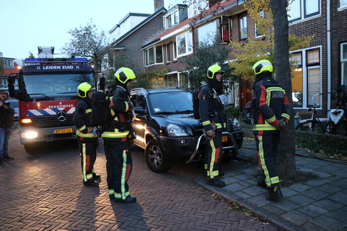 Brandeer doet onderzoek brandgeur
