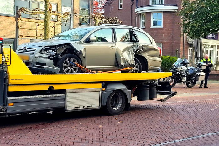 Flinke schade bij botsing tussen twee auto's
