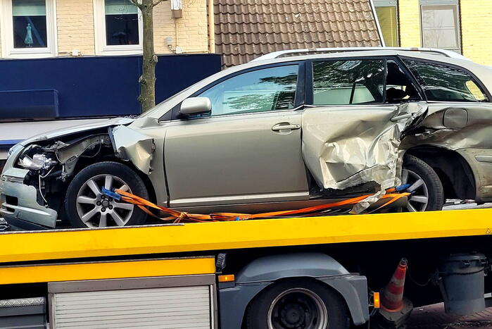 Flinke schade bij botsing tussen twee auto's