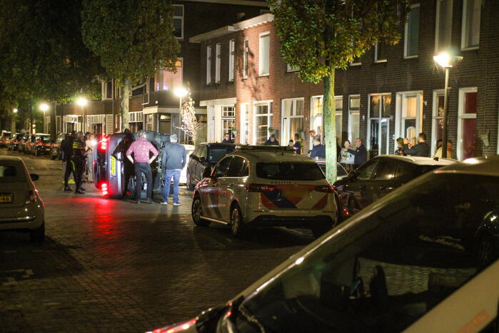 Personenauto op de kant na ongeval