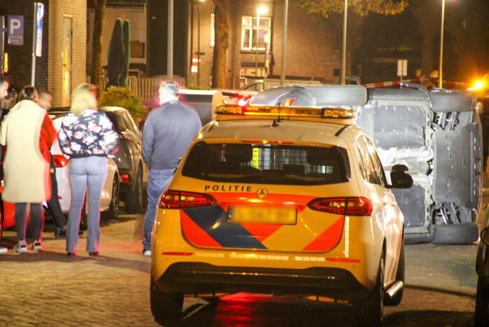 Personenauto op de kant na ongeval