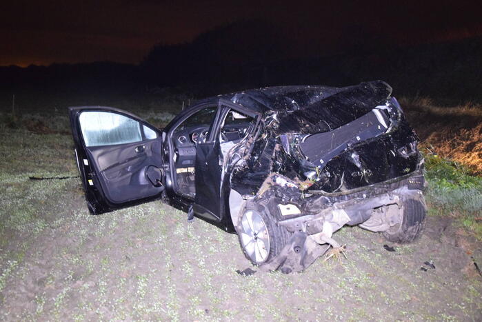 Auto belandt zwaar beschadigd in weiland bij eenzijdig ongeval