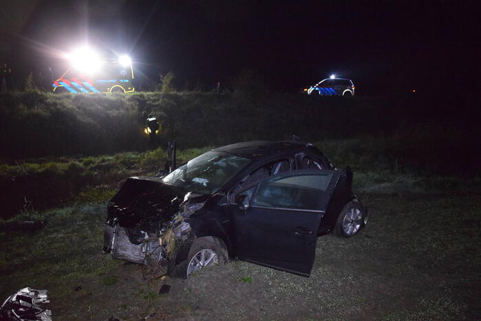 Auto belandt zwaar beschadigd in weiland bij eenzijdig ongeval
