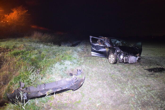 Auto belandt zwaar beschadigd in weiland bij eenzijdig ongeval