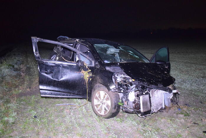 Auto belandt zwaar beschadigd in weiland bij eenzijdig ongeval