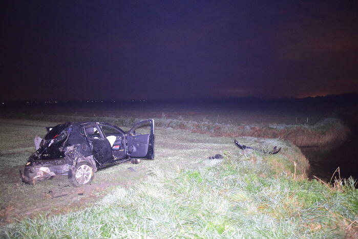Auto belandt zwaar beschadigd in weiland bij eenzijdig ongeval