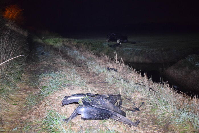 Auto belandt zwaar beschadigd in weiland bij eenzijdig ongeval
