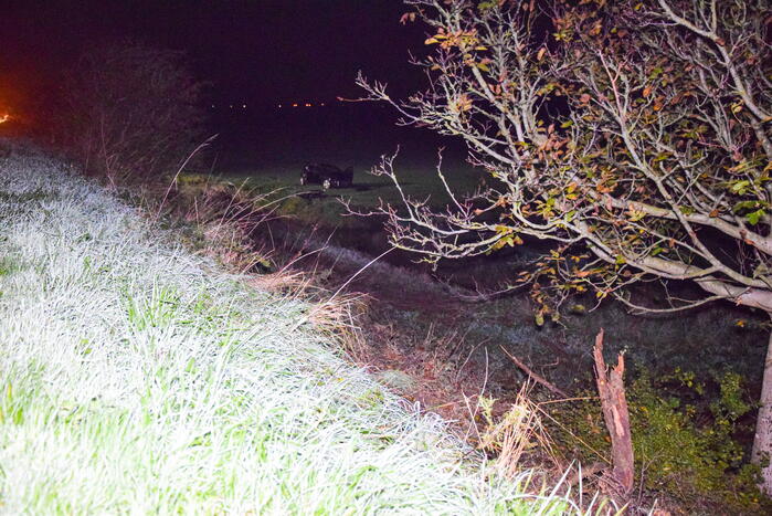 Auto belandt zwaar beschadigd in weiland bij eenzijdig ongeval