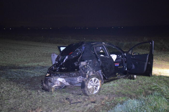 Auto belandt zwaar beschadigd in weiland bij eenzijdig ongeval