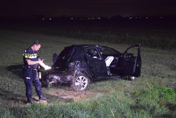 Auto belandt zwaar beschadigd in weiland bij eenzijdig ongeval