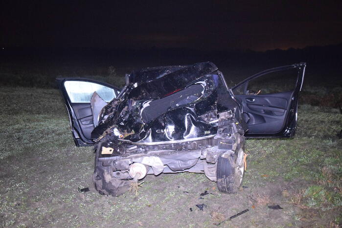 Auto belandt zwaar beschadigd in weiland bij eenzijdig ongeval