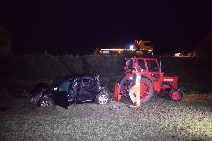 Auto belandt zwaar beschadigd in weiland bij eenzijdig ongeval