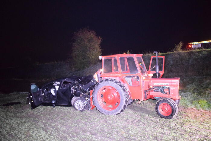 Auto belandt zwaar beschadigd in weiland bij eenzijdig ongeval