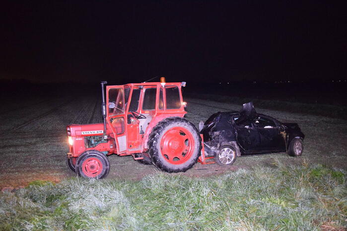 Auto belandt zwaar beschadigd in weiland bij eenzijdig ongeval