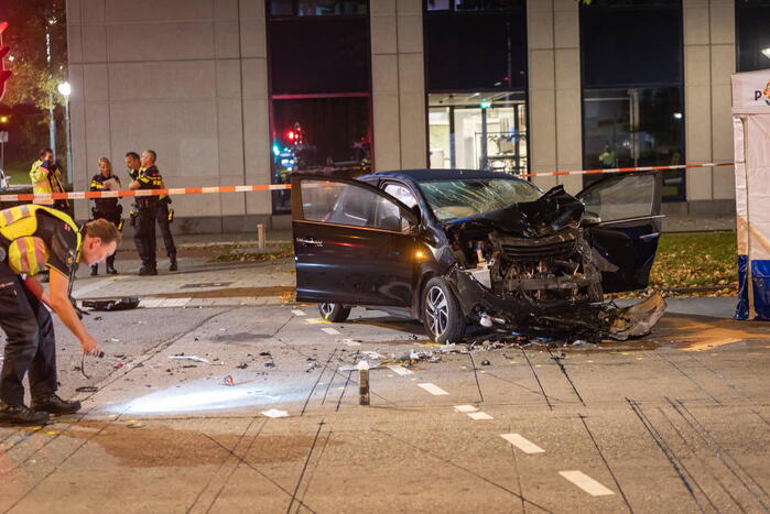 Dode en twee gewonden bij ernstig verkeersongeval