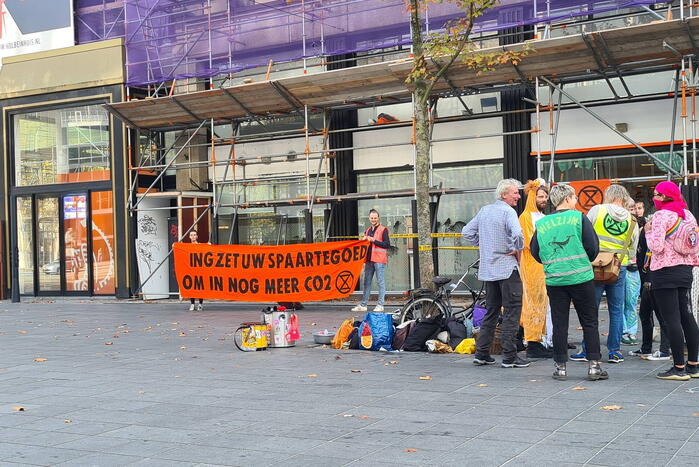 Demonstratie tegen CO2 bij bank