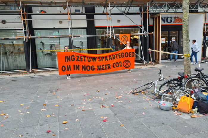 Demonstratie tegen CO2 bij bank