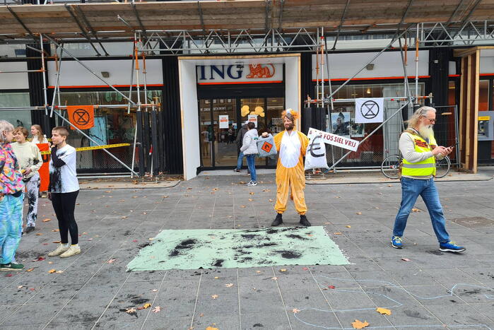 Demonstratie tegen CO2 bij bank