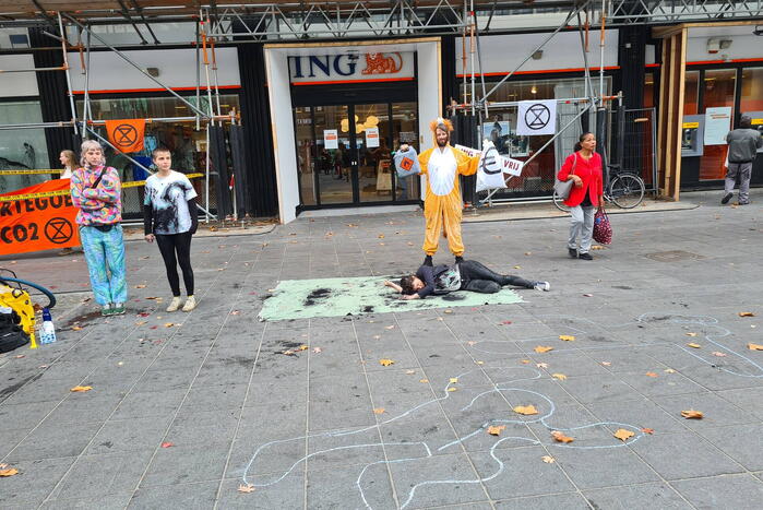 Demonstratie tegen CO2 bij bank