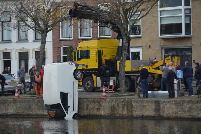 Bestelbus belandt in gracht