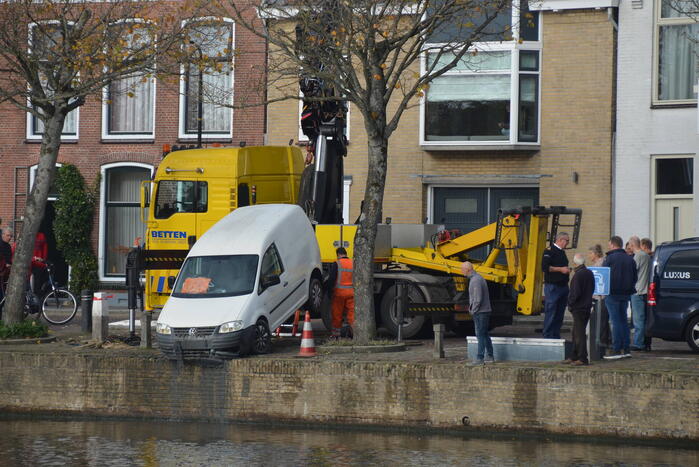 Bestelbus belandt in gracht