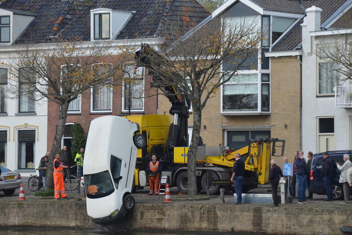 Bestelbus belandt in gracht