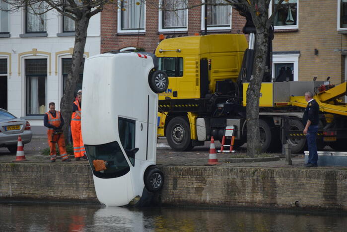 Bestelbus belandt in gracht