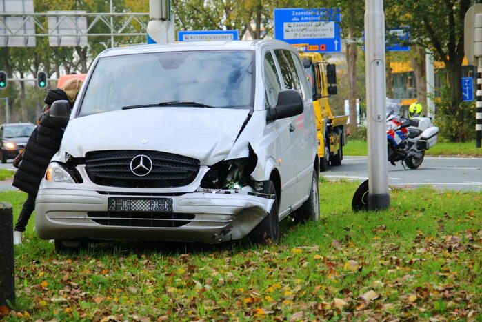 Persoon bekneld na ongeval op kruising