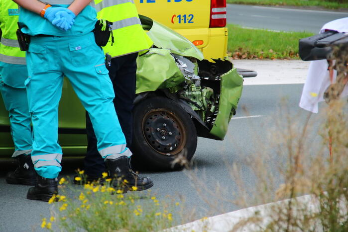 Persoon bekneld na ongeval op kruising