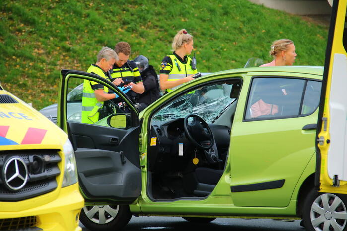 Persoon bekneld na ongeval op kruising