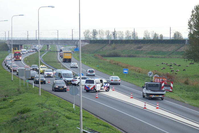 Bestelbus in botsing met politievoertuig