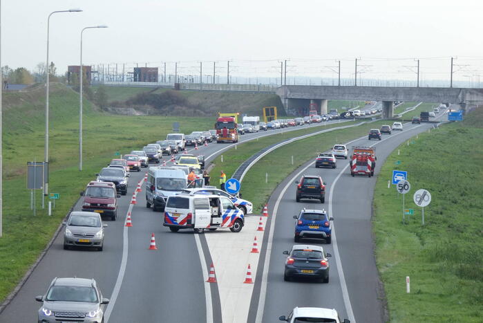 Bestelbus in botsing met politievoertuig