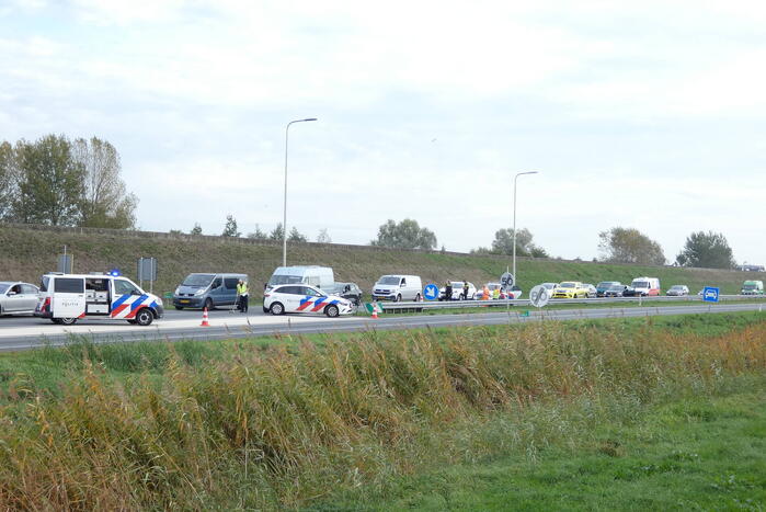 Bestelbus in botsing met politievoertuig