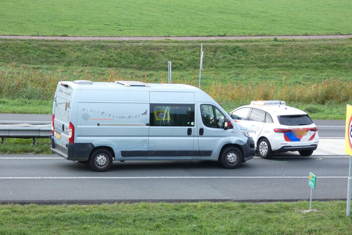 Bestelbus in botsing met politievoertuig
