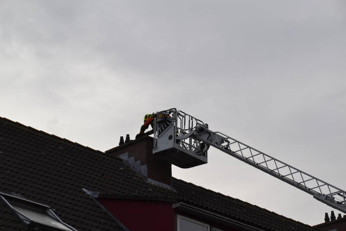 Kat van schoorsteen gehaald door brandweer