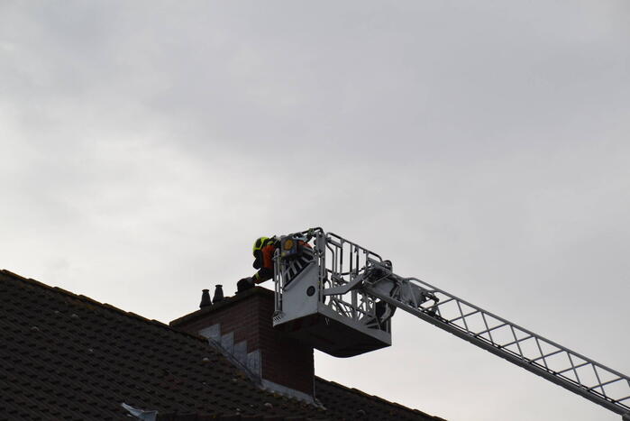 Kat van schoorsteen gehaald door brandweer