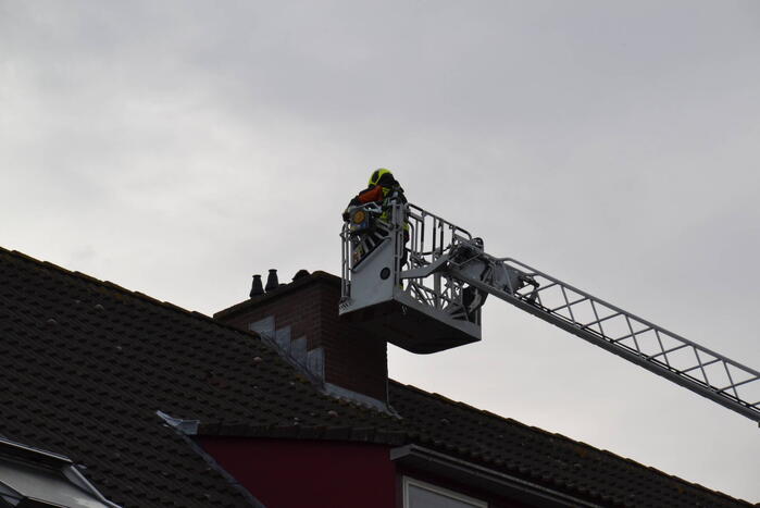 Kat van schoorsteen gehaald door brandweer