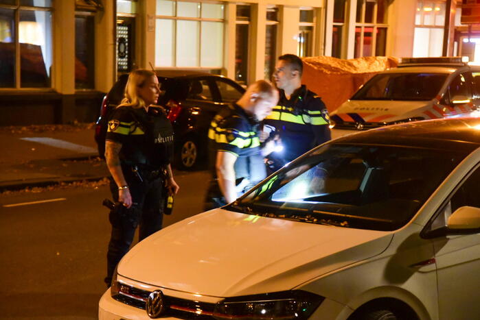 Persoon lost schoten op auto