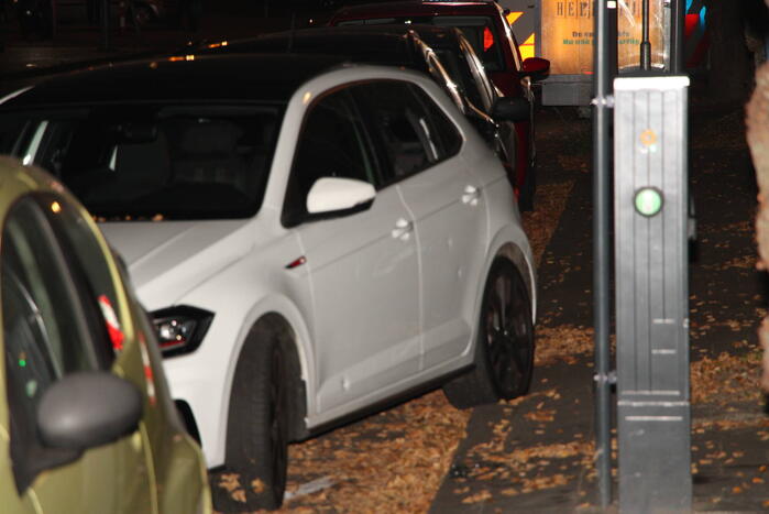 Persoon lost schoten op auto